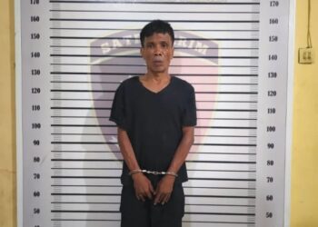 DIAMANKAN: Pelaku pencurian besi berinisial JHS diamankan di Polsek Medan Timur, Rabu (3/4/2024).(Foto Dok/Polsek)