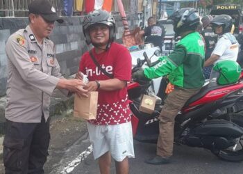 Kegiatan berbagi takjil gratis menjadi momentum sinergi yang luar biasa antara Polsek Wenang, Anggota Bhabinsa Koramil 02 WTPM Manado, dan Pengurus Umat Budha Vihara Damadipa Manado