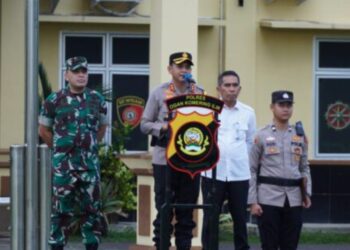 Kapolres OKI pimpin apel gelar pasukan Operasi Kepolisian Terpusat “Ketupat-2024” dalam rangka pengamanan Idul Fitri 1445 H tahun 2024. Apel ini diselenggarakan oleh Halaman Polres OKI, Rabu Sore (03/04/2024).