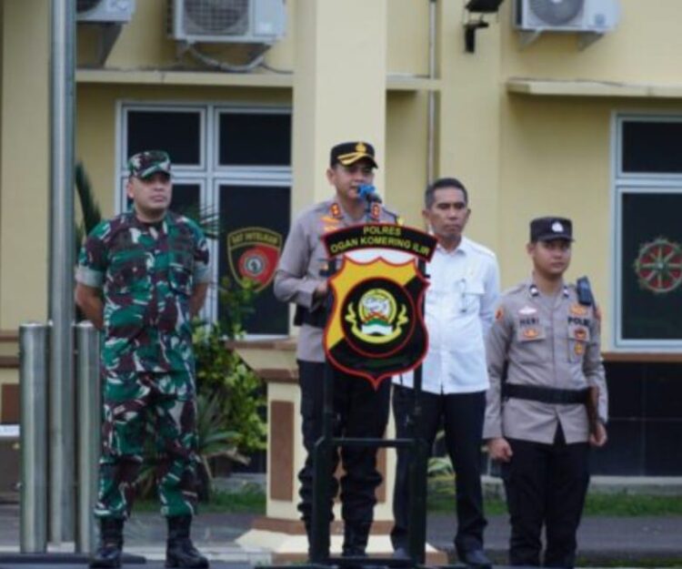 Kapolres OKI pimpin apel gelar pasukan Operasi Kepolisian Terpusat “Ketupat-2024” dalam rangka pengamanan Idul Fitri 1445 H tahun 2024. Apel ini diselenggarakan oleh Halaman Polres OKI, Rabu Sore (03/04/2024).