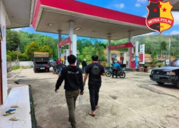 Satuan Resmob, Satreskrim Polres Tana Toraja mengecek dan memantau sejumlah Stasiun Pengisian Bahan Bakar Umum (SPBU) di Kabupaten Tana Toraja. Selasa (02/04/2024).