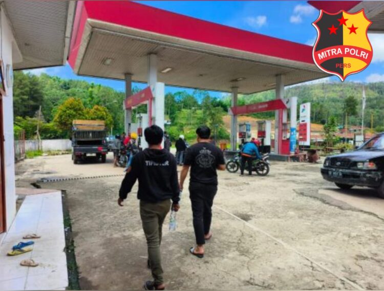 Satuan Resmob, Satreskrim Polres Tana Toraja mengecek dan memantau sejumlah Stasiun Pengisian Bahan Bakar Umum (SPBU) di Kabupaten Tana Toraja. Selasa (02/04/2024).