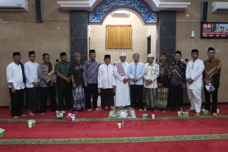 Pj Walikota Tegal Dadang Somantri dalam sambutannya pada kegiatan Shalat Tarawih dan Silaturahim (Tarhim) di Masjid At-Taqwa, Kelurahan Tegalsari, Kecamatan Tegal Barat, Rabu (3/4/24) malam.