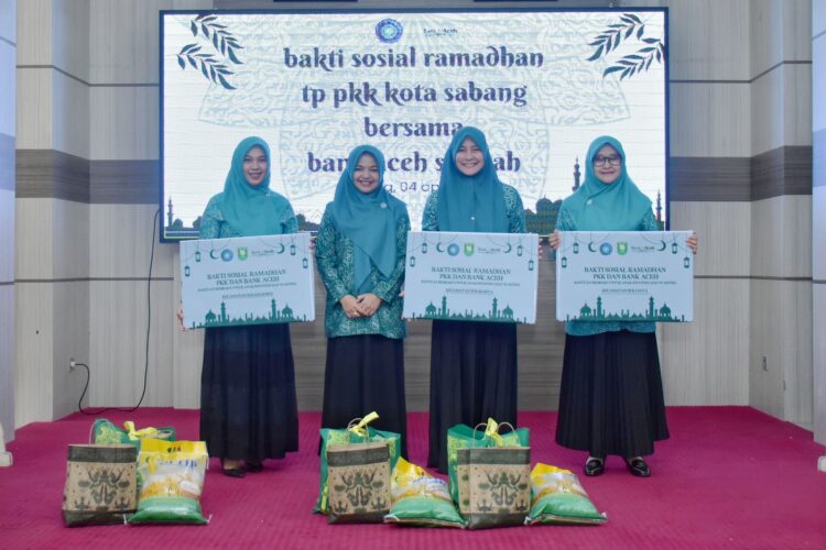 Tim Penggerak Pemberdayaan Kesejahteraan Keluarga (TP-PKK) Kota Sabang, menyalurkan bantuan sosial berupa paket pangan sehat Ramadhan bagi anak stunting dan wasting yang ada di Kota Sabang. Bantuan berupa beras, telur, minyak dan bahan pangan lokal tersebut, diserahkan oleh Pj Ketua TP PKK Kota Sabang Kamelia Nasri kepada TP PKK Kecamatan, untuk selanjutnya dibagikan kepada yang berhak menerima.