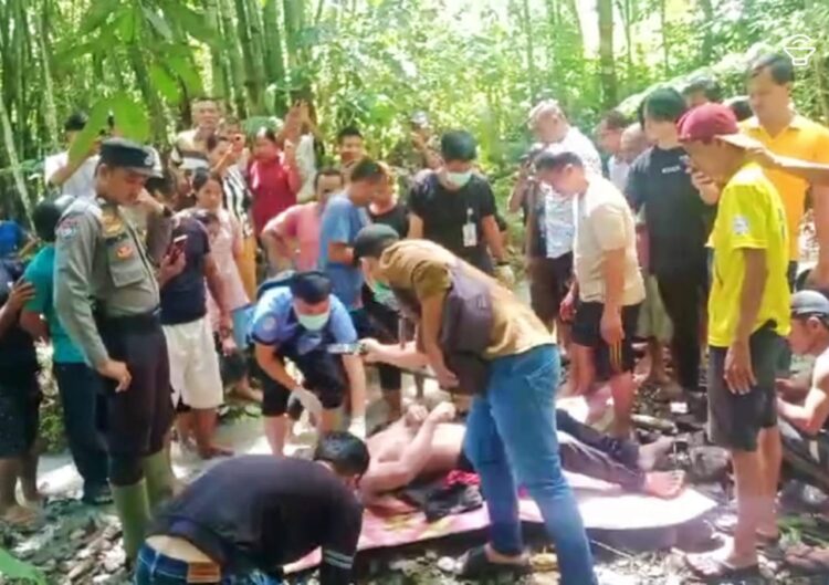 Mayat Hasanaha Zai alias sintus warga desa tetehosi kecamatan mandrehe, kabupaten nias barat, di temukan terapung di sungai bofino desa tumori, kecamatan mandrehe, kabupaten nias barat, pada kamis 04/04/2024 sekitar jam 09.30 wib.