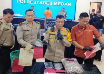 TUNJUKKAN BARANG BUKTI: Kapolrestabes Medan Kombes Pol Teddy Marbun didampingi Kapolsek Medan Area Kompol Hendrik F Aritonang menunjukkan barang bukti yang digunakan pelaku WP untuk menghabisi nyawa ibu kandungnya, Megawati dengan sadis, di Mapolrestabes, Kamis (4/4/2024).(Foto Dok/ Polres)