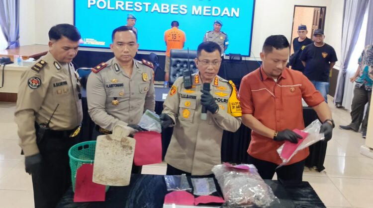 TUNJUKKAN BARANG BUKTI: Kapolrestabes Medan Kombes Pol Teddy Marbun didampingi Kapolsek Medan Area Kompol Hendrik F Aritonang menunjukkan barang bukti yang digunakan pelaku WP untuk menghabisi nyawa ibu kandungnya, Megawati dengan sadis, di Mapolrestabes, Kamis (4/4/2024).(Foto Dok/ Polres)