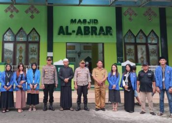 Polsek Wenang melaksanakan tugas pengamanan yang bertanggung jawab saat acara buka puasa bersama antara mahasiswa Kuliah Kerja Nyata (KKN) Universitas Negeri Manado, Fakultas Ekonomi dan Bisnis semester VI, Pemerintahan kelurahan Pakowa, dan Jamaah Masjid Al Abrar Aspol Pakowa. Kegiatan tersebut berlangsung dengan lancar dan damai di lingkungan tersebut, Selasa (02/4/2024).