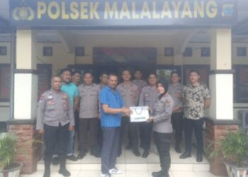 Kapolsek Malalayang Kompol Emilda Sonu, secara resmi memberikan penghargaan dan cenderamata kepada Aiptu Sumarlan yang telah memasuki masa pensiun per 1 April 2024