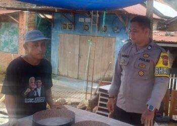 Kapolsek Tumunting Iptu Ronald Varit Sabaja beserta anggota melaksanakan kegiatan inovasi Polsek Tuminting yang dikenal dengan nama Ba Ron-Ron Kampoeng. Kegiatan tersebut dimulai dengan apel pagi dan dilanjutkan dengan Ba Ron-Ron Kampoeng di Kelurahan Mahawu, Lingkungan 3, Kecamatan Tuminting, Selasa (02/4/2024).