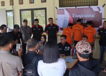 Enam pelaku penganiayaan tersebut antara lain AC, MB, AJ, FP, JS, dan AR, dengan rincian data pribadi mereka yang terperinci. Barang bukti berupa satu unit kendaraan sepeda motor Honda Vario warna merah dengan nomor polisi DB 5245 MO juga berhasil disita oleh pihak kepolisian.