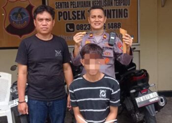 Tersangka yang berhasil diamankan tersebut adalah seorang pria bernama MH, berusia 20 tahun, beragama Islam, bekerja sebagai buruh bangunan, beralamat di Kelurahan Mahawu Lingkungan 3, Kecamatan Tuminting.