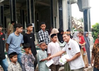 Himpunan Masyarakat Kemukiman Kulu Kecamatan Seunagan Kabupaten Nagan Raya menggelar buka puasa bersama dan santunan anak yatim piatu. Acara ini digelar Kamis (04/04/24) di halaman masjid Nurul Yakin Desa Kulu, Kecamatan Seunagan.