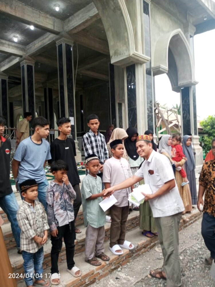 Himpunan Masyarakat Kemukiman Kulu Kecamatan Seunagan Kabupaten Nagan Raya menggelar buka puasa bersama dan santunan anak yatim piatu. Acara ini digelar Kamis (04/04/24) di halaman masjid Nurul Yakin Desa Kulu, Kecamatan Seunagan.