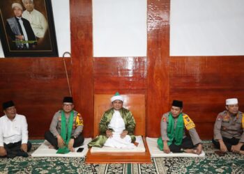 Kapolda Sumut, Irjen Pol Agung Setya Imam Effendi dan Wakapolda Sumut, Brigjen Rony Samtana menyambangi kediaman Tuan Guru Batak Syeh Ahmad Sabban Elrahmaniy Rajagukguk di Kabupaten Simalungun, Kamis (4/4/2024). (Foto Dok/ Polda Sumut)
