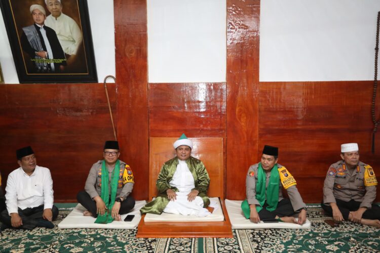 Kapolda Sumut, Irjen Pol Agung Setya Imam Effendi dan Wakapolda Sumut, Brigjen Rony Samtana menyambangi kediaman Tuan Guru Batak Syeh Ahmad Sabban Elrahmaniy Rajagukguk di Kabupaten Simalungun, Kamis (4/4/2024). (Foto Dok/ Polda Sumut)
