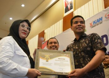 Penghargaan tersebut diserahkan langsung oleh Kepala Perwakilan BKKBN Aceh Safrina Salim dan diterima Penjabat (Pj) Bupati Fitriany Farhas yang diwakili Kepala Dinas Pemberdayaan Masyarakat Gampong Pengendalian Penduduk dan Pemberdayaan Perempuan (DPMGP4) Damharius.