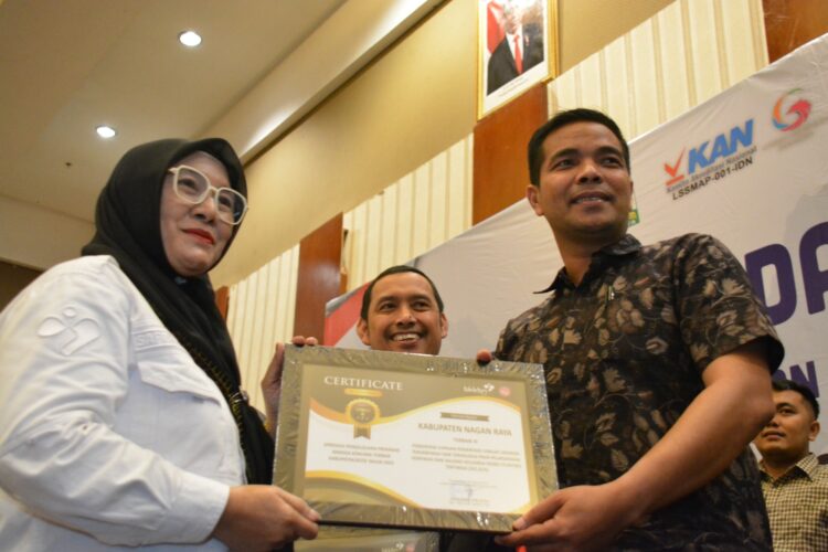Penghargaan tersebut diserahkan langsung oleh Kepala Perwakilan BKKBN Aceh Safrina Salim dan diterima Penjabat (Pj) Bupati Fitriany Farhas yang diwakili Kepala Dinas Pemberdayaan Masyarakat Gampong Pengendalian Penduduk dan Pemberdayaan Perempuan (DPMGP4) Damharius.