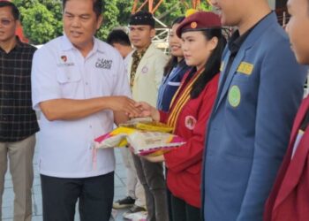 Direktur Intelkam Polda Sumsel menyerahkan paketan sembako Tunjangan Hari Raya (THR) kepada perwakilan Mahasiswa, BEM dan Ormas Cipayung Plus, di Gedung Presisi Polda Sumsel, Kamis (4/4/2024).