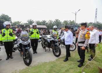 TINJAU PERSIAPAN: Kapolda Sumut, Irjen Pol Agung Setya Agung Imam Effendi dan PJ Gubernur Sumut Hassanudin meninjau persiapan personel Ops Ketupat Toba 2024, Rabu (3/4/2024). (Foto Dok/ Polda Sumut)