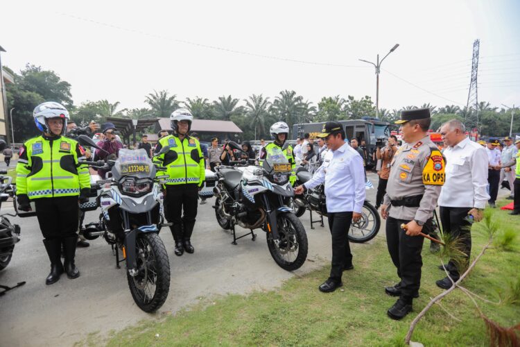 TINJAU PERSIAPAN: Kapolda Sumut, Irjen Pol Agung Setya Agung Imam Effendi dan PJ Gubernur Sumut Hassanudin meninjau persiapan personel Ops Ketupat Toba 2024, Rabu (3/4/2024). (Foto Dok/ Polda Sumut)