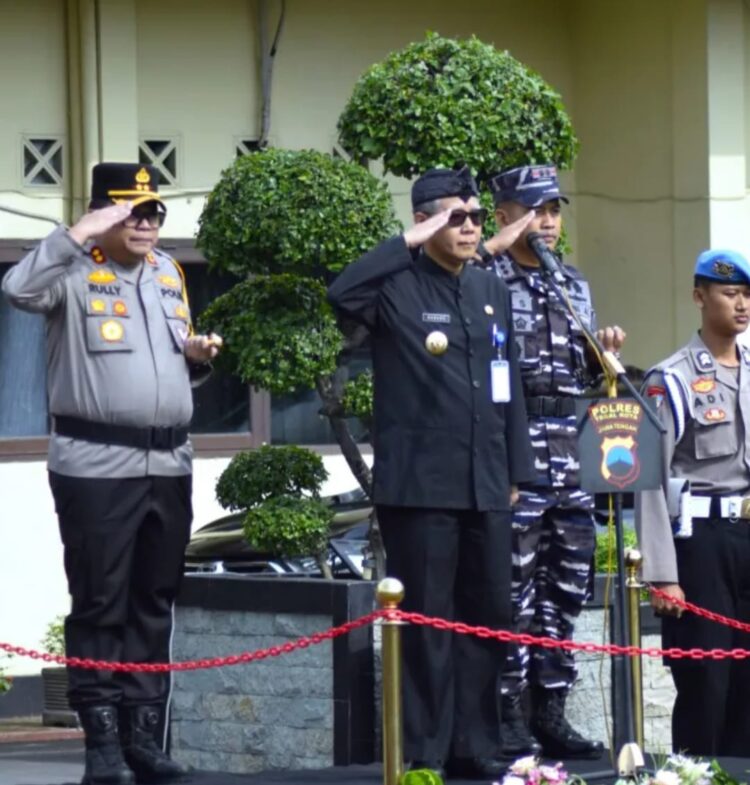 Pj. Wali Kota Tegal Dadang Somantri memimpin langsung kegiatan apel gelar pasukan. Turut hadir mendampinginya Kapolres Tegal Kota bersama jajaran Forkopimda dan Kepala Instansi Terkait lainnya.