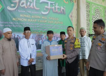 Penyerahan bingkisan lebaran tersebut diwakili oleh Kapolres Samosir, AKBP Yogie Hardiman, S.H.,S.I.K.,M.H, yang berlangsung di halaman Masjid Raya Al-Hasanah Pangururan. Sebanyak sepuluh kotak paket sembako diserahkan kepada Ketua Badan Kemakmuran Mesjid (BKM) Al-Hasanah Pangururan, S.H Hutagalung, Ustad Zulkifli Sitorus, dan Pengurus Mesjid Al-Hasanah Pangururan.