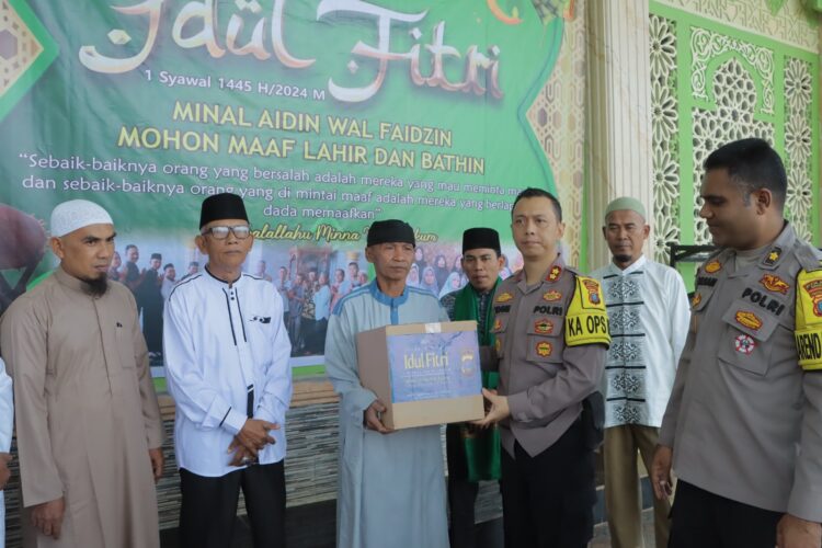 Penyerahan bingkisan lebaran tersebut diwakili oleh Kapolres Samosir, AKBP Yogie Hardiman, S.H.,S.I.K.,M.H, yang berlangsung di halaman Masjid Raya Al-Hasanah Pangururan. Sebanyak sepuluh kotak paket sembako diserahkan kepada Ketua Badan Kemakmuran Mesjid (BKM) Al-Hasanah Pangururan, S.H Hutagalung, Ustad Zulkifli Sitorus, dan Pengurus Mesjid Al-Hasanah Pangururan.