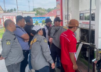 Unit III Tipidter Satuan Reserse Kriminal Polres Samosir melakukan pengecekan terhadap SPBU Pangururan pada hari kamis tanggal 04 April 2024. Dalam kegiatan tersebut, Unit III Satuan Reserse Kriminal Polres Samosir yang dipimpin oleh IPDA Janoslan Sinaga, S.Tr.K, bersama anggota tim dan Bapak Sitinjak dari Dinas Koperindag Pemerintah Kabupaten Samosir.