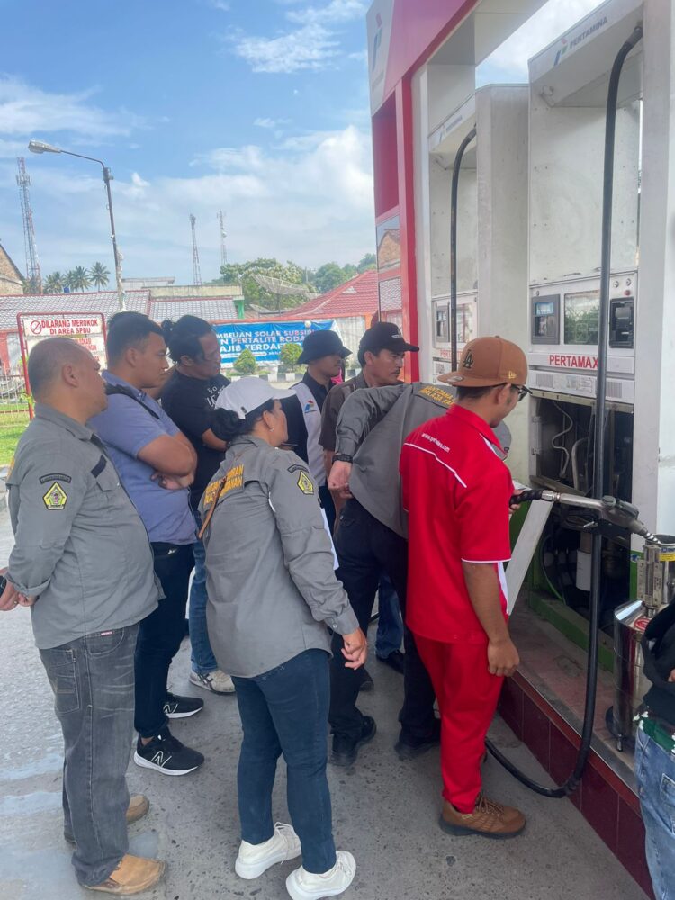 Unit III Tipidter Satuan Reserse Kriminal Polres Samosir melakukan pengecekan terhadap SPBU Pangururan pada hari kamis tanggal 04 April 2024. Dalam kegiatan tersebut, Unit III Satuan Reserse Kriminal Polres Samosir yang dipimpin oleh IPDA Janoslan Sinaga, S.Tr.K, bersama anggota tim dan Bapak Sitinjak dari Dinas Koperindag Pemerintah Kabupaten Samosir.