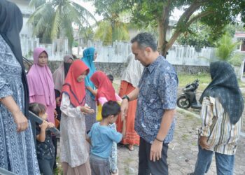 Pj Wali Kota Sabang turun langsung memantau pelaksanaan penyaluran dana bantuan anak yatim di Gampong Keuneukai, Jumat (5/4/24).