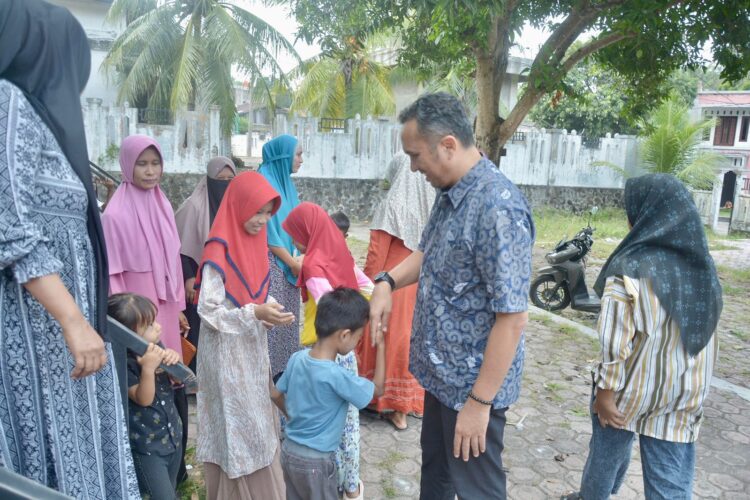 Pj Wali Kota Sabang turun langsung memantau pelaksanaan penyaluran dana bantuan anak yatim di Gampong Keuneukai, Jumat (5/4/24).