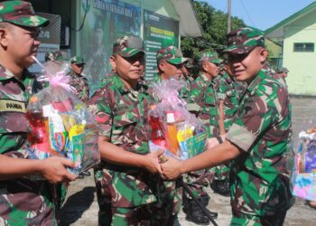 Dandim 0116/Nagan Raya Letkol Inf Fairuzzabadi, S.H. memberikan bingkisan Lebaran Hari Raya Idul Fitri 1445 H/2024 M, kepada seluruh Anggotanya.