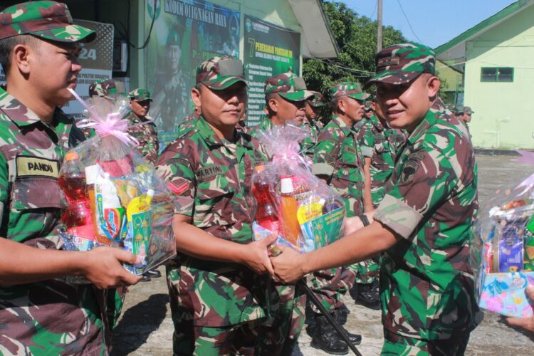 Dandim 0116/Nagan Raya Letkol Inf Fairuzzabadi, S.H. memberikan bingkisan Lebaran Hari Raya Idul Fitri 1445 H/2024 M, kepada seluruh Anggotanya.