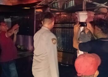 Sebuah kebakaran menghanguskan satu unit rumah permanen di Kelurahan Pakowa Lingkungan IV, Kecamatan Wanea, Kota Manado, pada hari Kamis tanggal 04 Maret 2024, sekitar pukul 18.00 WITA.