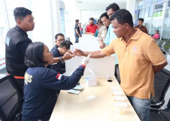 TES URINE: Awak moda transportasi menjalani tes urine untuk menjamin keselamatan perjalanan penumpang hingga sampai tujuan, Kamis (4/4/2024). (Foto Dok/ Polda Sumut)