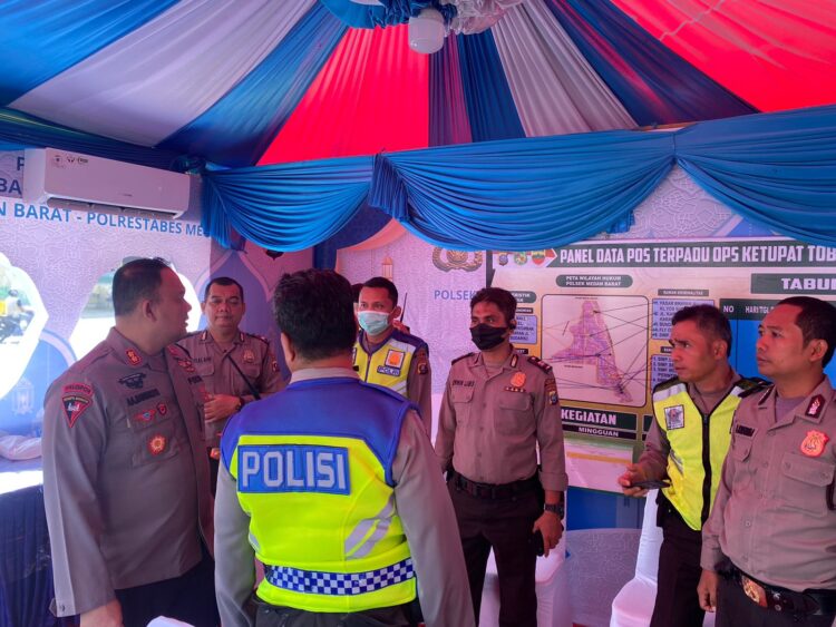 CEK POSPAM: Wakapolrestabes Medan AKBP Anhar Arlia Rangkuti mengecek Pospam Lebaran di Krakatau, Jumat (5/4/2024).(Foto Dok/Polrestabes)