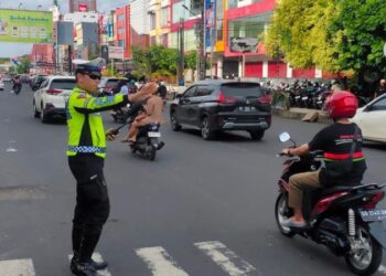 Satuan Lalu Lintas (Satlantas) Polresta Manado kembali mengambil langkah konkret dalam upaya mengurangi angka kecelakaan lalu lintas serta meningkatkan keamanan, keselamatan, ketertiban, dan kelancaran lalu lintas (Kamseltibcar lantas). Pada hari Jumat (5/4/2024), mereka menggelar kegiatan Pos Cakalang (Polisi Cegah Kemacetan dan Pelanggaran).