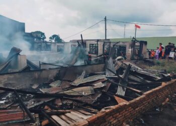 Kebakaran terjadi di Jalan Putri Lopian-Jalan Kampung Jawa, Kelurahan Sidikalang, Kecamatan Sidikalang, Kabupaten Dairi, Sumatera Utara, Jumat (5/4/2024) sekitar pukul 13.47 Wib. Akibat kebakaran itu, 8 rumah warga hangus terbakar, dan 7 rusak. Tidak ada korban jiwa dalam peristiwa itu.