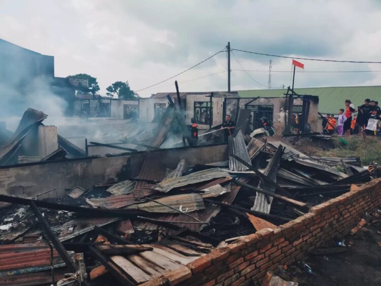 Kebakaran terjadi di Jalan Putri Lopian-Jalan Kampung Jawa, Kelurahan Sidikalang, Kecamatan Sidikalang, Kabupaten Dairi, Sumatera Utara, Jumat (5/4/2024) sekitar pukul 13.47 Wib. Akibat kebakaran itu, 8 rumah warga hangus terbakar, dan 7 rusak. Tidak ada korban jiwa dalam peristiwa itu.