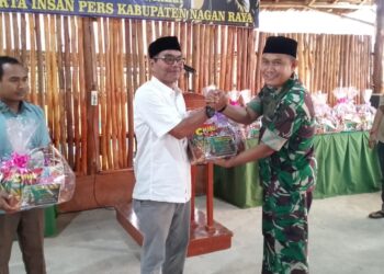 Ketua Aliansi Wartawan Nagan (AWAN) Teuku Ridwan, S.sos, SH menerima pemberian parcel lebaran dari Komandan Kodim 0116/ Nagan Raya Letkol Inf Fairuzzabadi, S.H buka puasa bersama insan pers