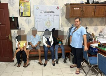 Satpol PP dan WH Kota Langsa menggerebek lokasi prostitusi online di Gampong Jawa, Kecamatan Langsa Kota dan mengamankan empat pelaku kejaharan di Pemko Langsa.