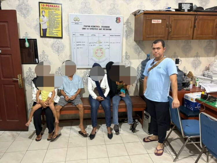 Satpol PP dan WH Kota Langsa menggerebek lokasi prostitusi online di Gampong Jawa, Kecamatan Langsa Kota dan mengamankan empat pelaku kejaharan di Pemko Langsa.