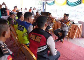 BERI ARAHAN: Kapolda Sumut, Irjen Pol Agung Setya Imam Effendi memberikan arahan saat melaksanakan kunjungan kerja ke Polsek Pancurbatu di Jalan Jamin Ginting, Kecamatan Pancurbatu, Kabupaten Deliserdang, Sabtu (6/4/2024). (Foto Dok/Polda Sumut)