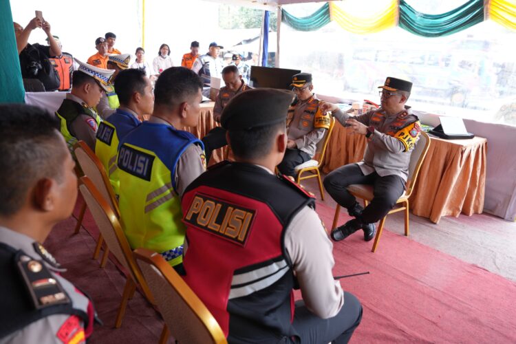 BERI ARAHAN: Kapolda Sumut, Irjen Pol Agung Setya Imam Effendi memberikan arahan saat melaksanakan kunjungan kerja ke Polsek Pancurbatu di Jalan Jamin Ginting, Kecamatan Pancurbatu, Kabupaten Deliserdang, Sabtu (6/4/2024). (Foto Dok/Polda Sumut)