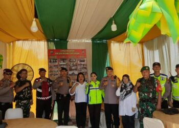 FOTO BERSAMA: Direktur Samapta Polda Sumut Kombes Pol Dwi Tunggal Jaladri, S.H., S.I.K., MHum foto bersama personel Polsek Medan Selayang usai melakukan cek pos pelayanan, Sabtu (6/4/2024). (Foto Dok/ Polda Sumut)