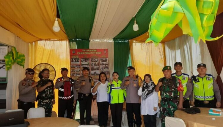 FOTO BERSAMA: Direktur Samapta Polda Sumut Kombes Pol Dwi Tunggal Jaladri, S.H., S.I.K., MHum foto bersama personel Polsek Medan Selayang usai melakukan cek pos pelayanan, Sabtu (6/4/2024). (Foto Dok/ Polda Sumut)