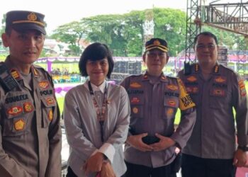 Personel Polresta Manado telah melakukan pengamanan yang ketat di Stadion Klabat, Manado, untuk memastikan kelancaran dan keamanan dalam kegiatan selebrasi Paskah remaja GMIM. Dalam upaya untuk menjaga situasi yang aman dan tertib, petugas kepolisian telah ditempatkan di berbagai titik strategis di sekitar stadion sejak awal acara dimulai, Sabtu (06/4/2024).