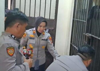 Kapolsek Mapanget, Iptu Lesly D Lihawa, menggelar kegiatan istimewa bertajuk “Jum’at Berkah” di Polsek Mapanget, yang terletak di wilayah Polresta Manado. Dalam kegiatan tersebut, Iptu Lesly bersama anggota polisi lainnya membagikan makanan dan minuman kepada para tahanan yang tengah berada di sel tahanan Polsek Mapanget, Jumat (05/4/2024).