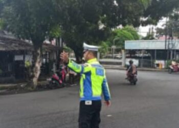 Satuan Lalu Lintas (Sat Lantas) Polresta Manado terus menunjukkan komitmennya dalam menjaga ketertiban lalu lintas di wilayah hukumnya. Pada Sabtu (06/4/2024), Sat Lantas Polresta Manado melaksanakan kegiatan rutin yang dikenal dengan istilah Turjawali, yang melibatkan pengaturan, penjagaan, pengawalan, dan patroli.